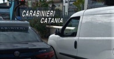 Catania, vede i carabinieri e tenta una disperata fuga, prima in auto poi a piedi: preso e arrestato 40enne